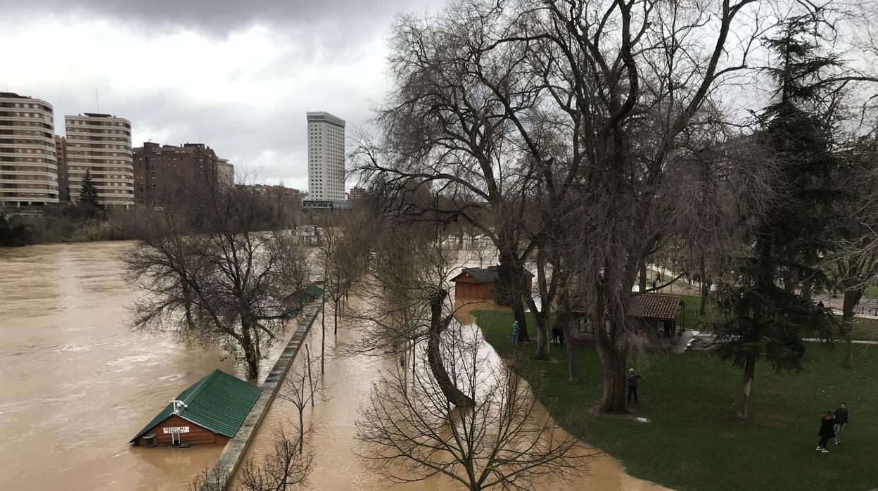 El Pisuerga se desborda a su paso por Valladolid