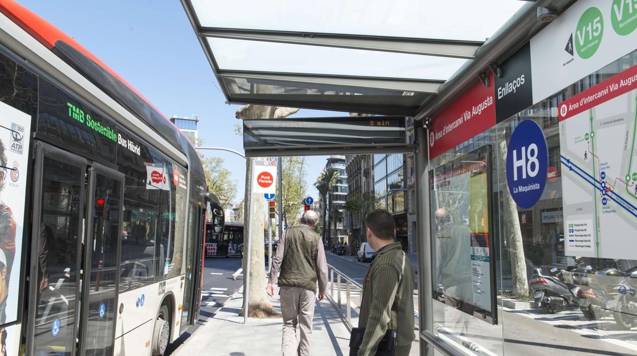 Usuarios en una parada de bus de Barcelona