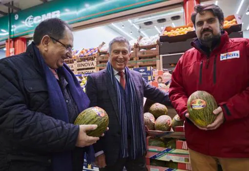 Ángel Ovejas, Carles Martí y Gabriel Muñoz, de CMR Infinita, muestran melones de Brasil que llegan estos días a las mesas navideñas