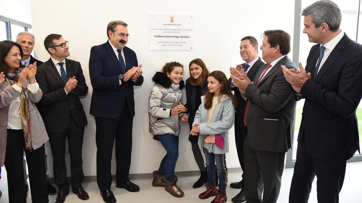 Page, junto al alcalde de Cobisa, Félix Ortega, y el consejero de Sanidad, Jesús Fernández, tras inuagurar el centro