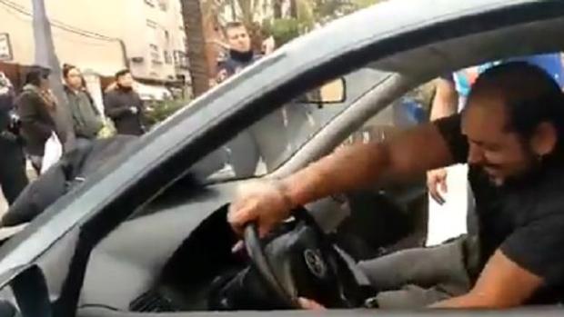 El vídeo viral de un hombre que destrozó su coche porque la Policía de Valencia no le quitó una multa