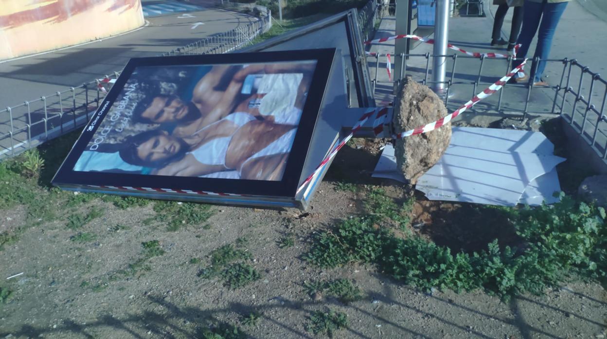 Un cartel arrancado por el viento en el centro comercial Luz del Tajo de Toledo