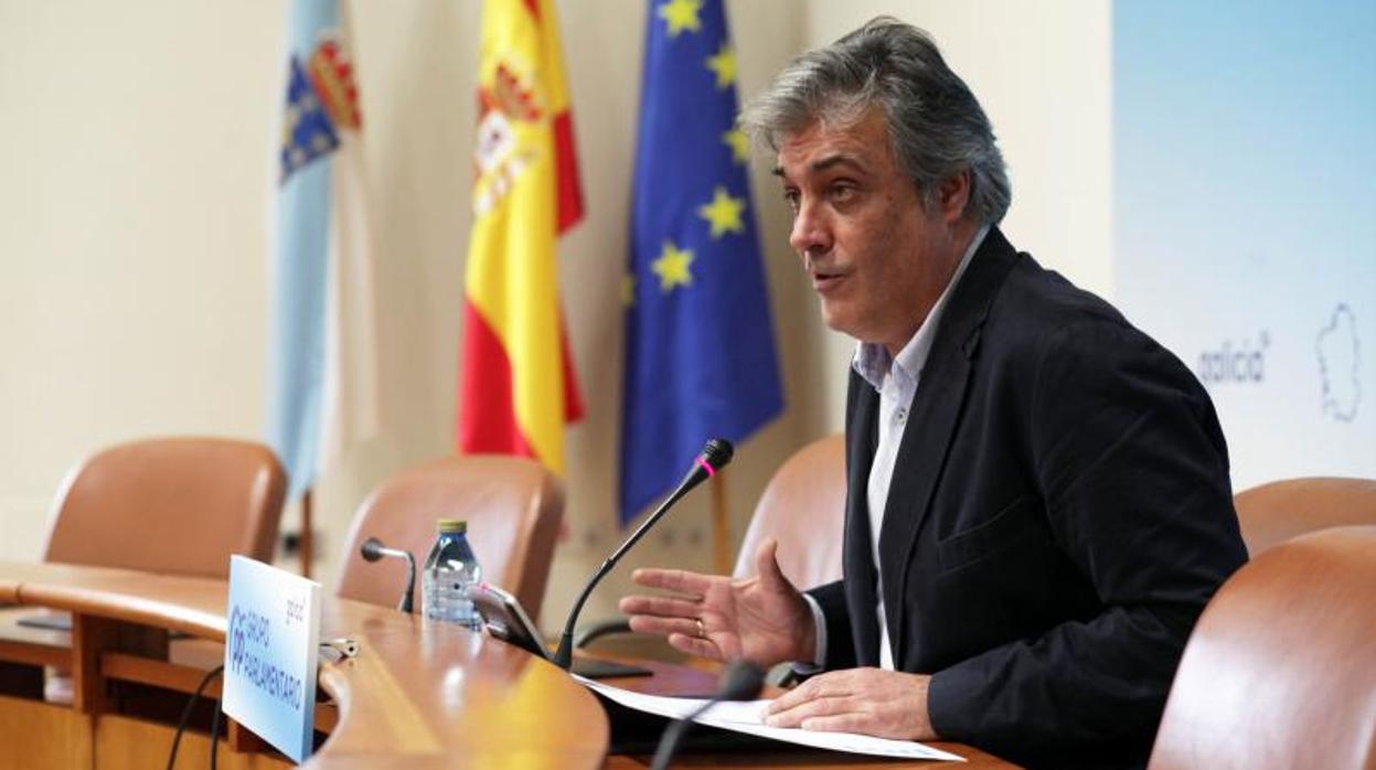 El portavoz del PPdeG en el Parlamento gallego, Pedro Puy, durante la rueda de prensa