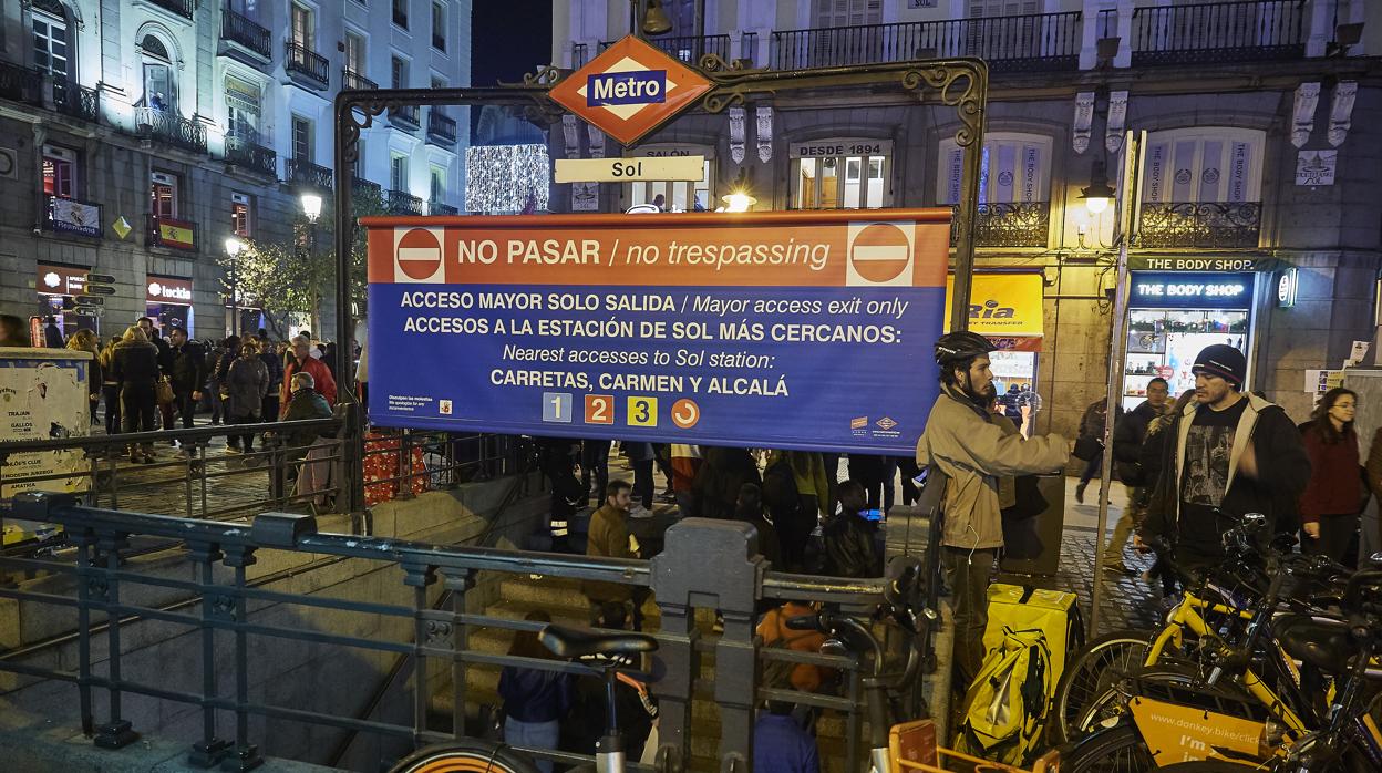 La estación de Sol convertida en salida por la cantidad de afluencia de viajeros en la Navidad de 2018