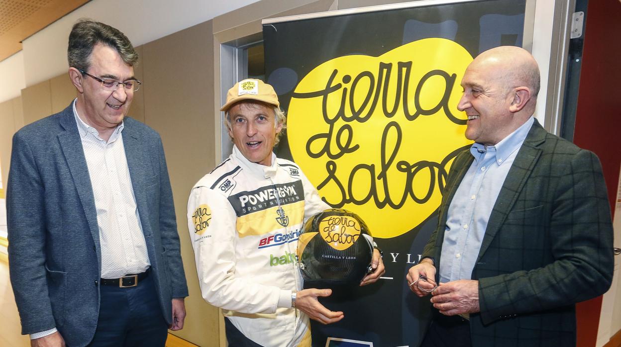 El consejero de Agricultura, Ganadería y Desarrollo Rural, Jesús Julio Carnero presenta, junto al aventurero leonés Jesús Calleja, la promoción de Tierra de Sabor en el Rally Dakar 2020. Les acompaña el delegado territorial de la Junta, Juan Martínez Majo