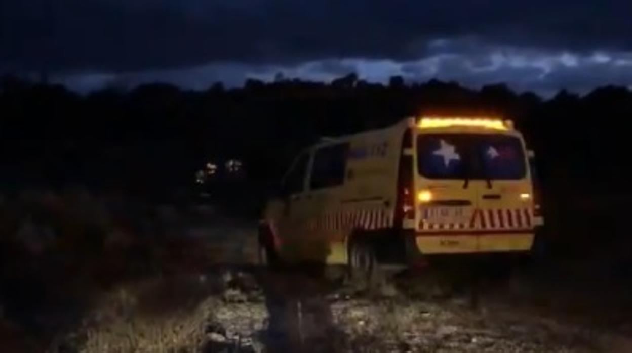 Imagen de una ambulancia de Emergencias en el lugar del suceso