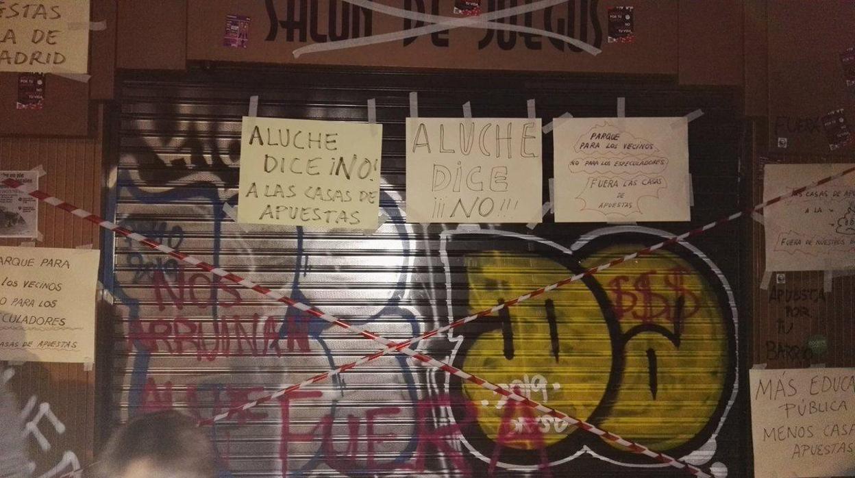 Puerta del local de apuestas, «precintada» por los vecinos