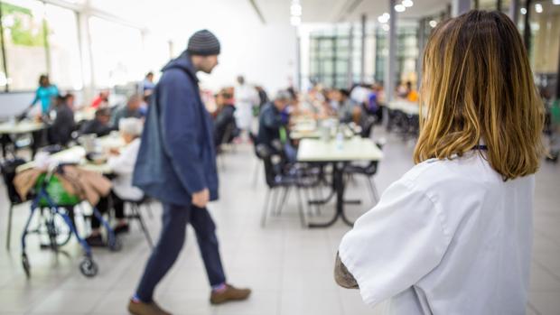 Casa Caridad prevé que más de 400 personas al día pasen por su comedor de Valencia estas Navidades