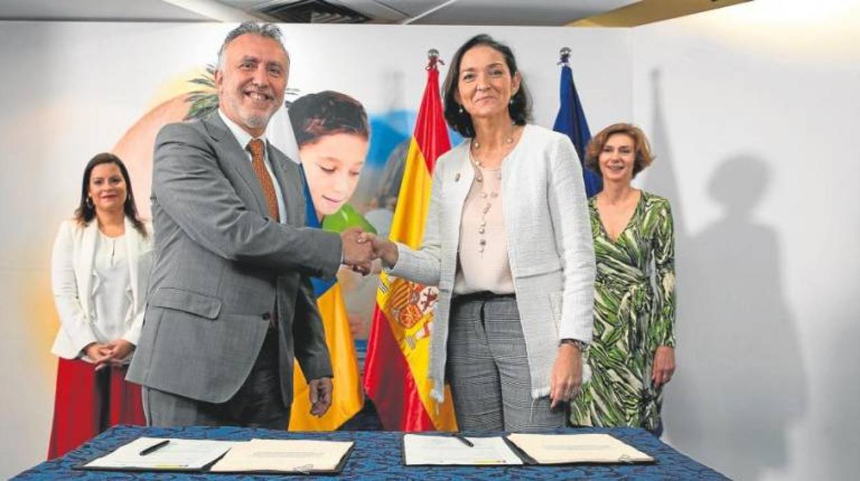 El presidente del Gobierno de Canarias, Ángel Víctor Torres, y la ministra de Industria, Comercio y Turismo en funciones, Reyes Maroto