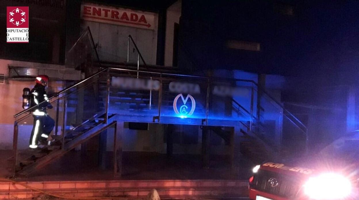 Un incendio calcina un almacén de ropa en un centro comercial de Benicarló