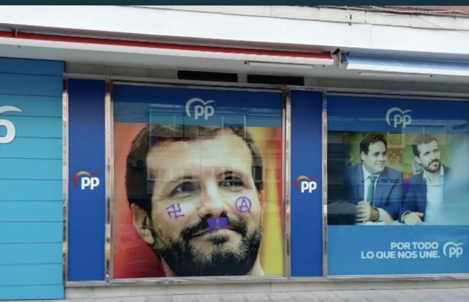 Pintadas nazis sobre la imagen de Pablo Casado