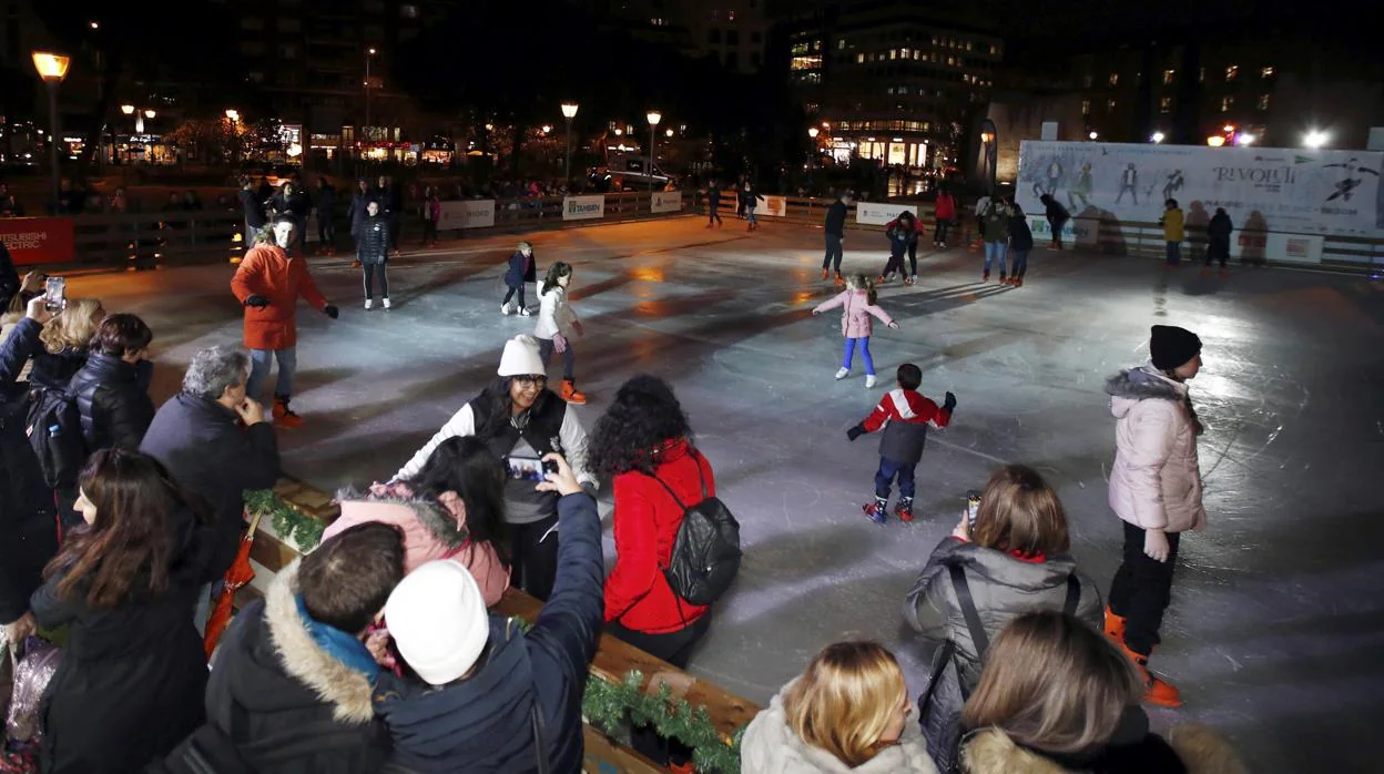 La pista de patinaje sobre hielo de la plaza de Colón