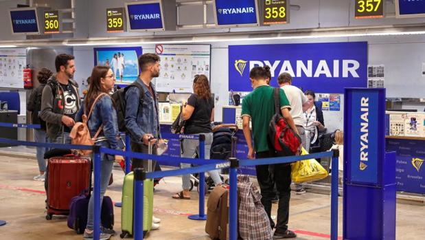 La Generalitat avisa a Ryanair de que el acuerdo laboral para su base de Gerona incumple la normativa