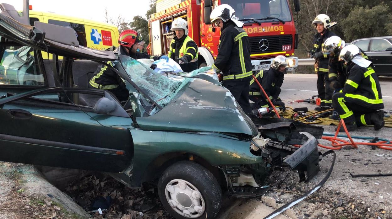 Los bomberos intervienen tras un accidente de tráfico en Navalcarnero