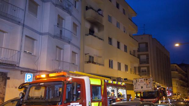 26 personas atendidas por inhalación de humo tras el incendio de una vivienda en Salamanca