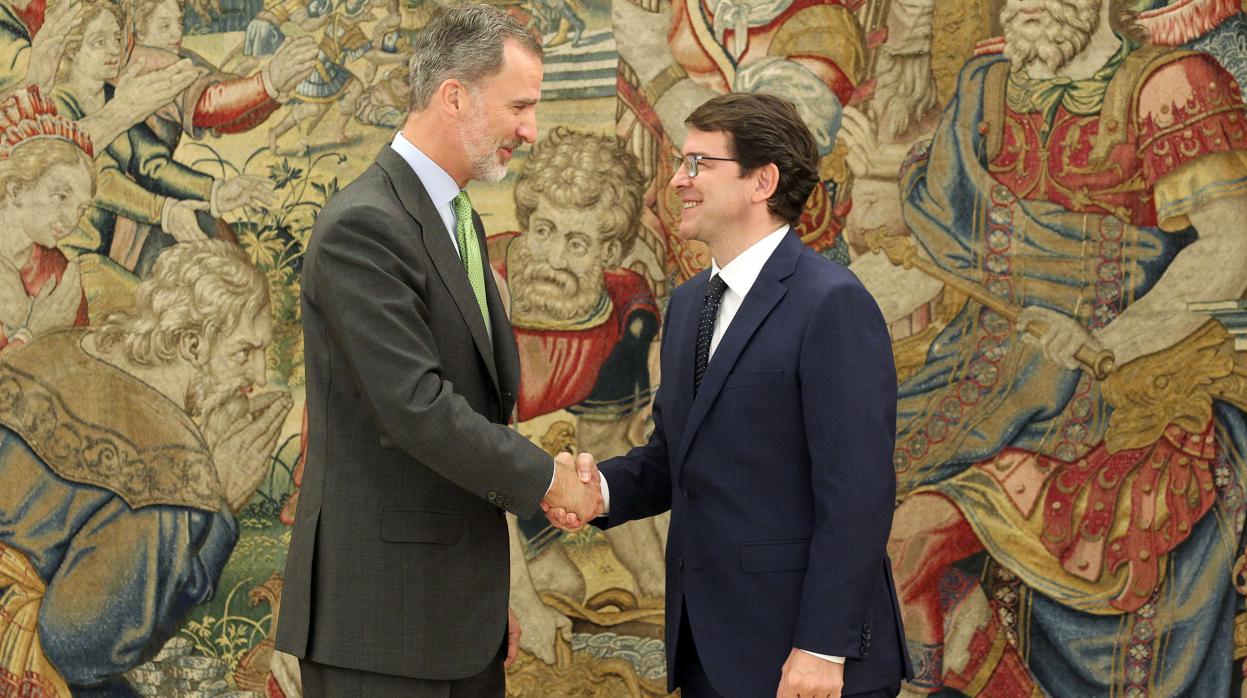 El rey Felipe VI, recibe en audiencia al presidente de la Junta de Castilla y León, Alfonso Fernández Mañueco, el pasado julio