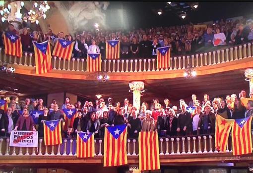 Banderas independentistas en el anfiteatro del Palau de la Música, hoy