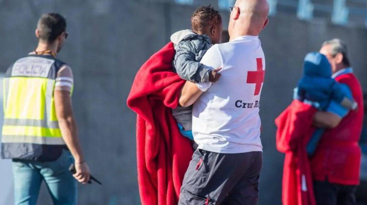 Un bebé es rescatado por un voluntario de la Cruz Roja