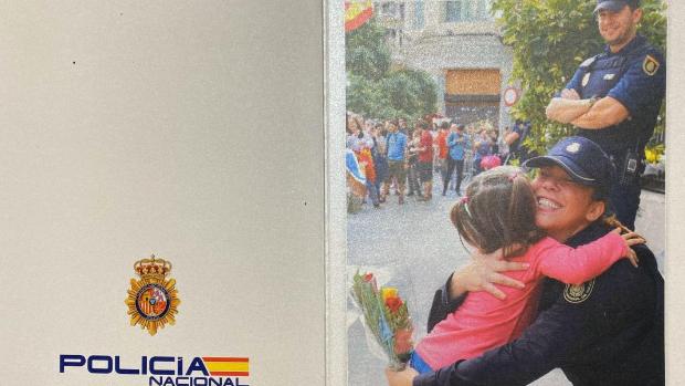 La Policía felicita la Navidad con una foto en la Jefatura que el independentismo quiere cerrar