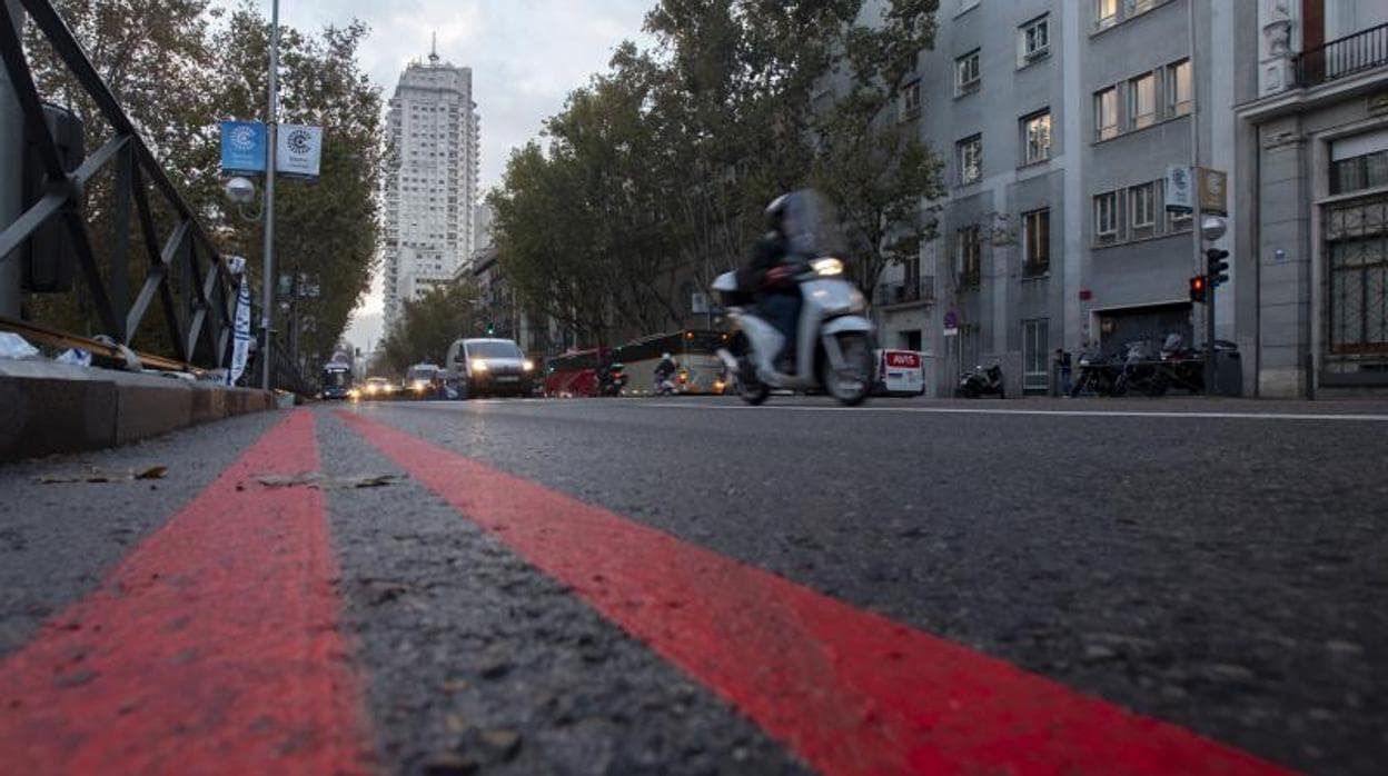 Doble línea roja que delimita Madrid Central a su paso por la calle de Princesa