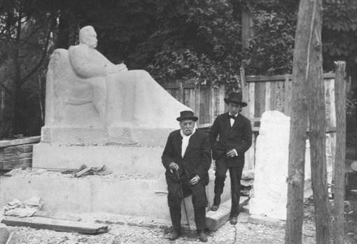 Victorio Macho y Galdós ante el monumento que el escultor palentino realizó y que en 1919 fue inaugurado en el Parque del Retiro de Madrid