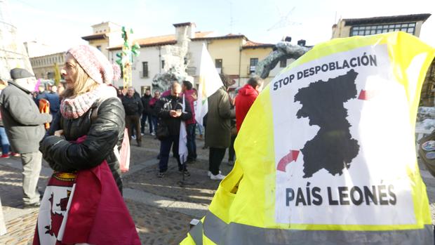 PSOE y Podemos respaldan una moción de los leonesistas para «romper» Castilla y León