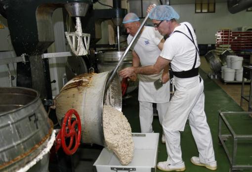 Trabajadores de una empresa de turrón de Jijona elaborando el dulce navideño