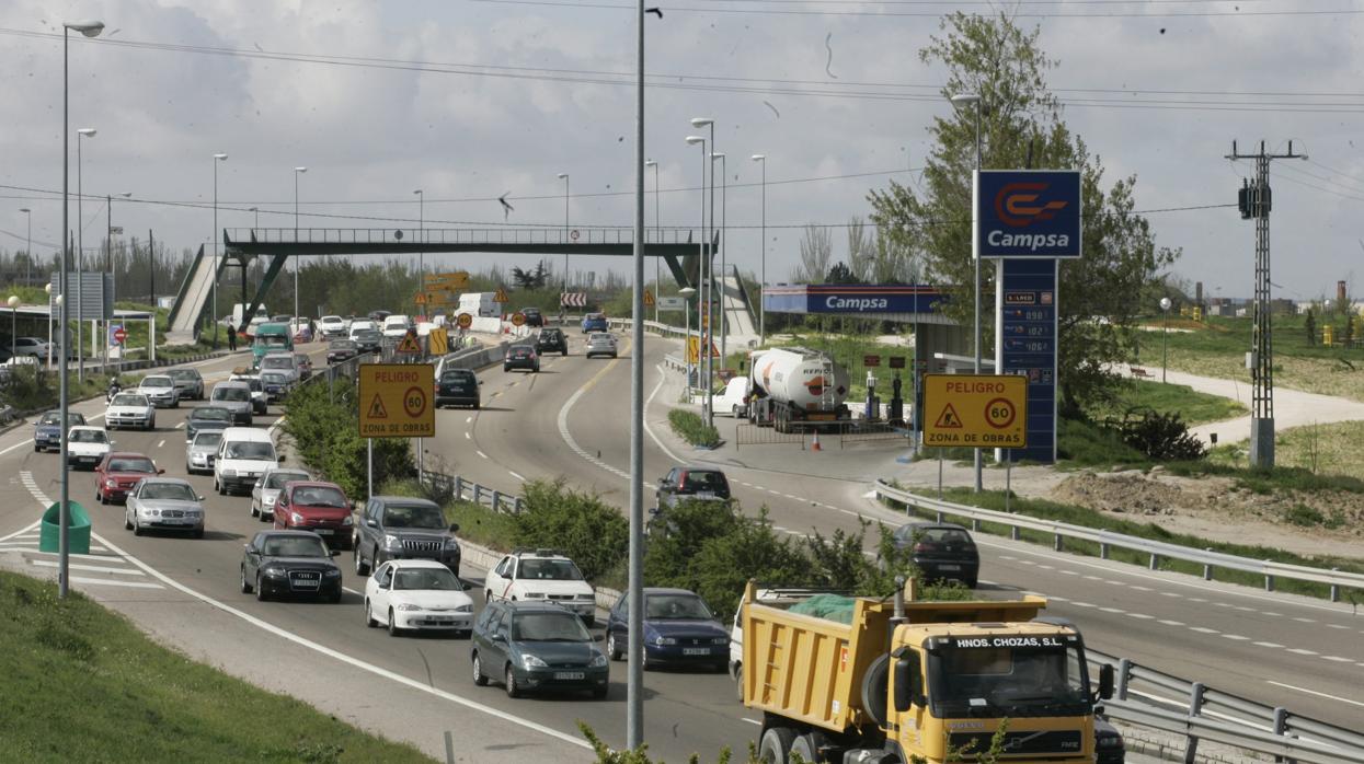 Vehículos circulando por la carretera de Colmenar