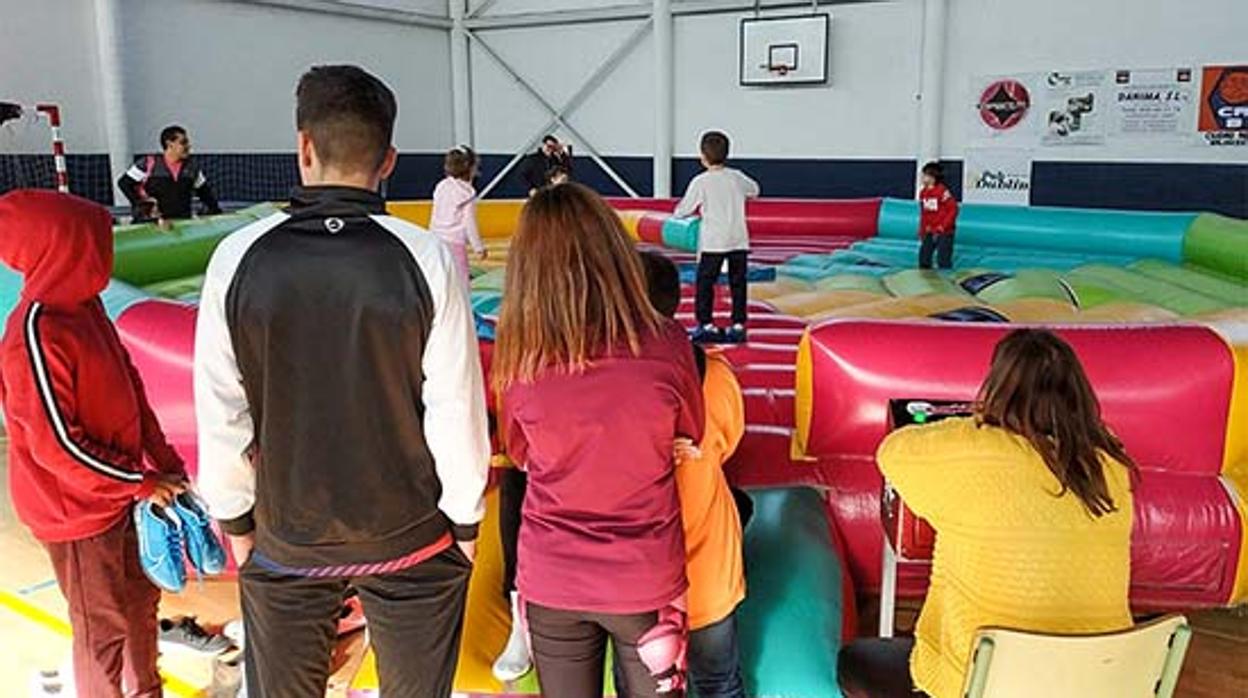 Niños jugando en el pabellón de Almodóvar del Campo