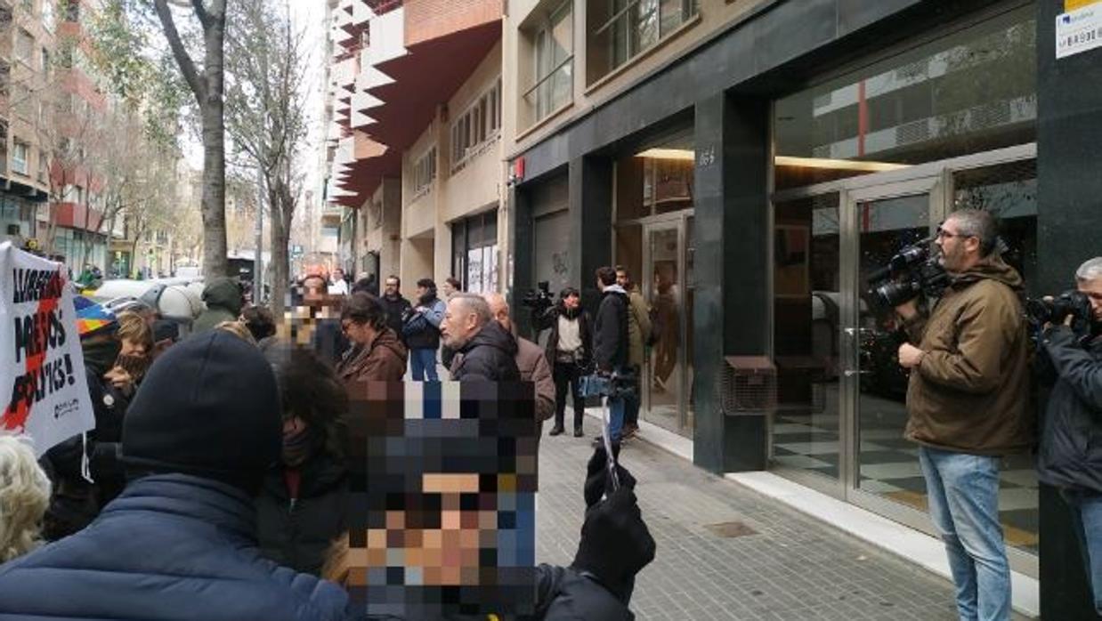 Un momento de la protesta de este lunes ante la sede de ERC