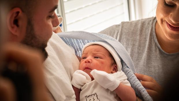 El primer bebé de Canarias nace en Tenerife y pesa 3.310 gramos