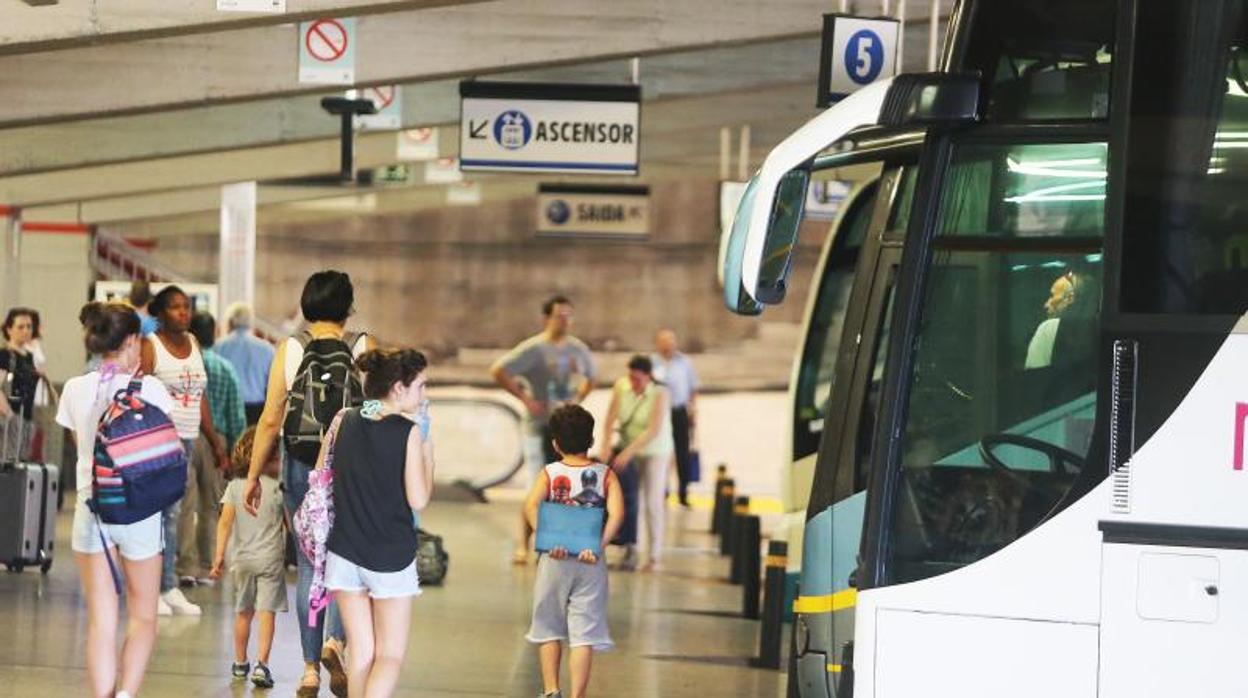 Un grupo de menores a punto de subir a bordo de un autobús en la estación de Santiago