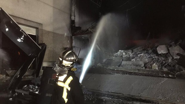 El fuego destruye 5.000 metros cuadrados de una nave en Torrejón de la Calzada