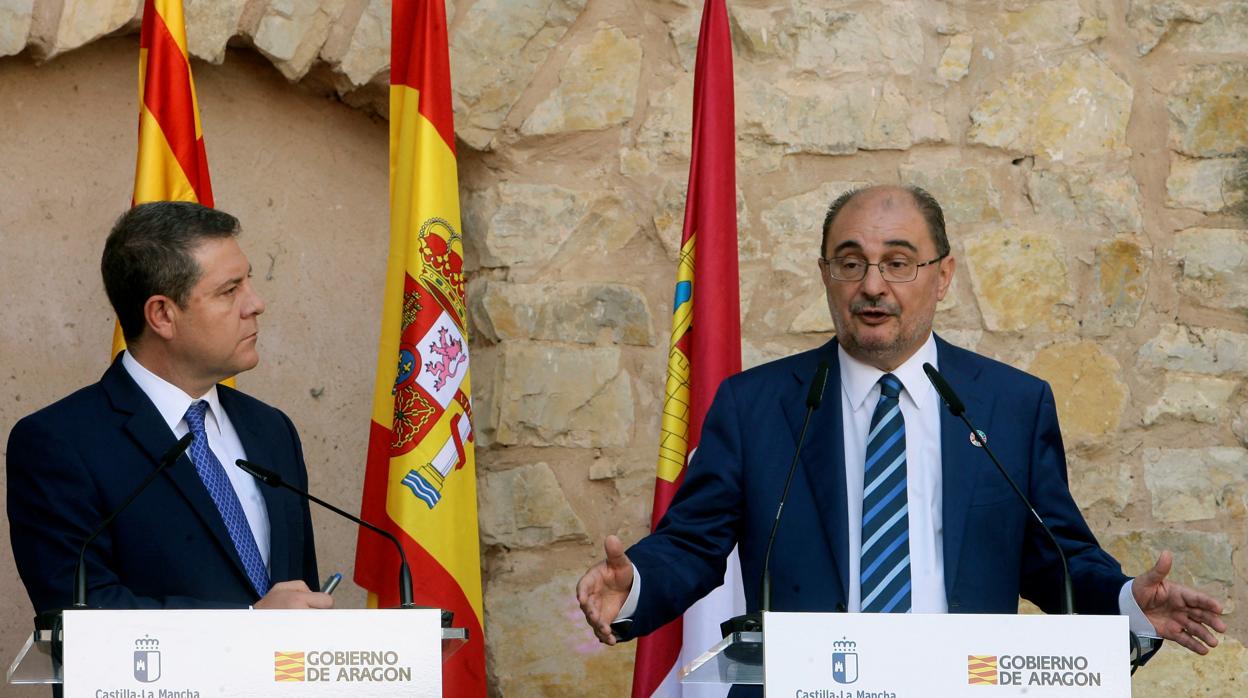 El presidente de Castilla-La Mancha, Emiliano García-Page (i), y su homólogo de Aragón, Javier Lambán, ofrecen un discurso durante el encuentro bilateral junto a otros altos cargos de ambas administraciones autonómicas, para abordar asuntos que preocupan a las dos comunidades autónomas, como la despoblación y la financiación autonómica