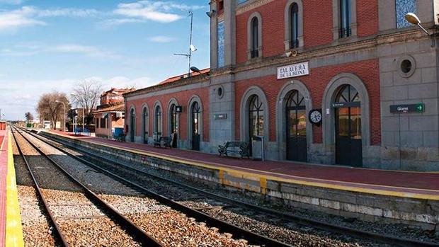 Renfe rectifica y venderá billetes en estaciones con más de 100 pasajeros