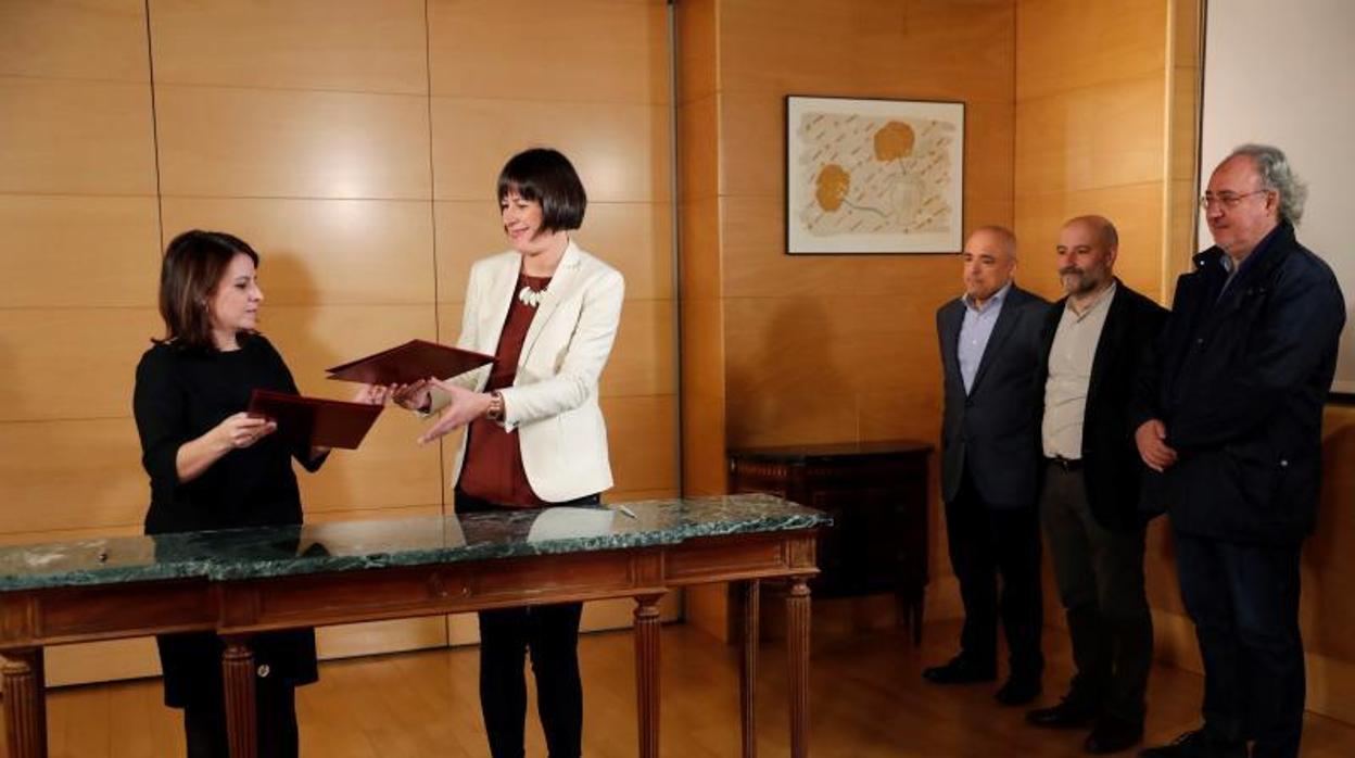 Firma del acuerdo entre Adriana Lastra (i) y Ana Pontón (d), en el Congreso