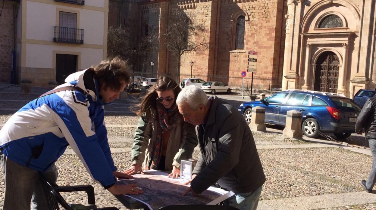 Los impulsores de la iniciativa para elabroar una mapa de microtoponimia de la Sierra de Albacete