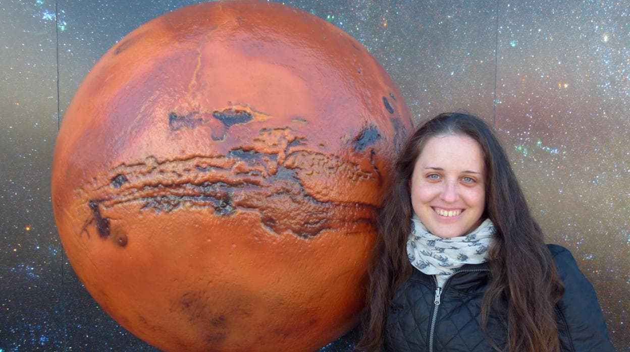 Beatriz Sánchez-Cano, junto a una imagen del planeta Marte en el Kennedy Space Centre, en Florida (Cabo Cañaveral), a principios de diciembre