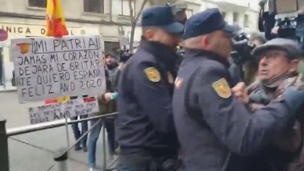 La Policía detiene a un hombre por manifestarse y gritar «Viva España» a las puertas de la sede del PSOE