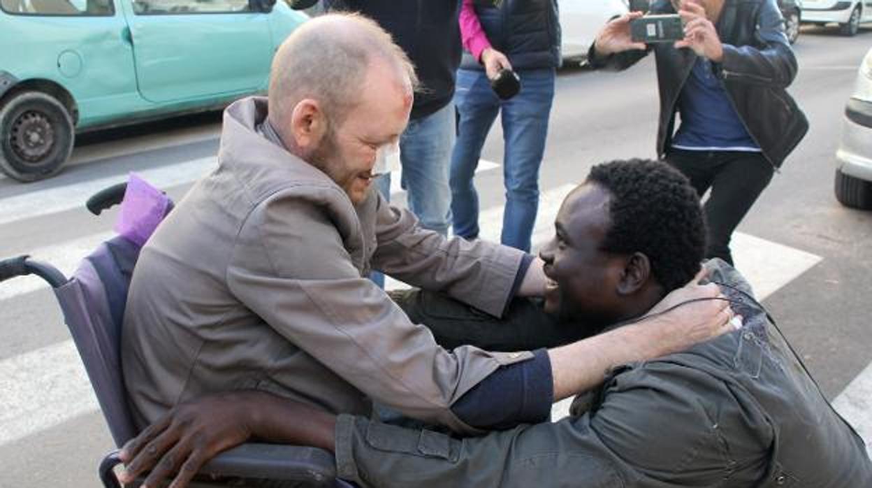 Imagen de Álex y Gorgui abrazados en su reencuentro tras el rescate del incendio