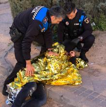 La Policía Local atiende a un joven en las inmediaciones de Fabrik