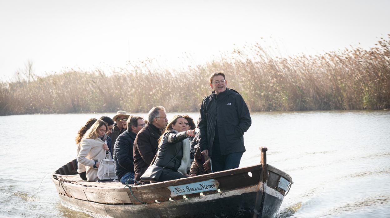 Imagen de Ximo Puig tomada este viernes durante un paseo en barca por La Albufera de Valencia