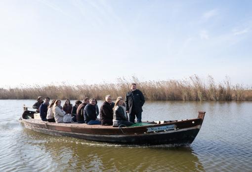 Imagen de la visita a la Albufera del presidente Ximo Puig junto al presidente de la Cofradía de pescadores de El Palmar