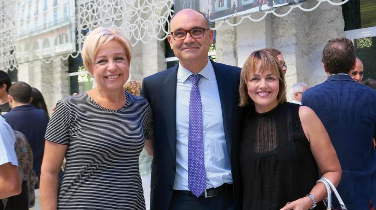 Susi Díaz con el rector de la Universidad de Alicante, Manuel Palomar, y la otra cocinera alicantina con una Estrella Michelín, María José San Román, del Restaurante Monastrell