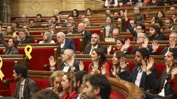 El Parlament ratifica a Torra y acusa la JEC de impulsar un «golpe de Estado»