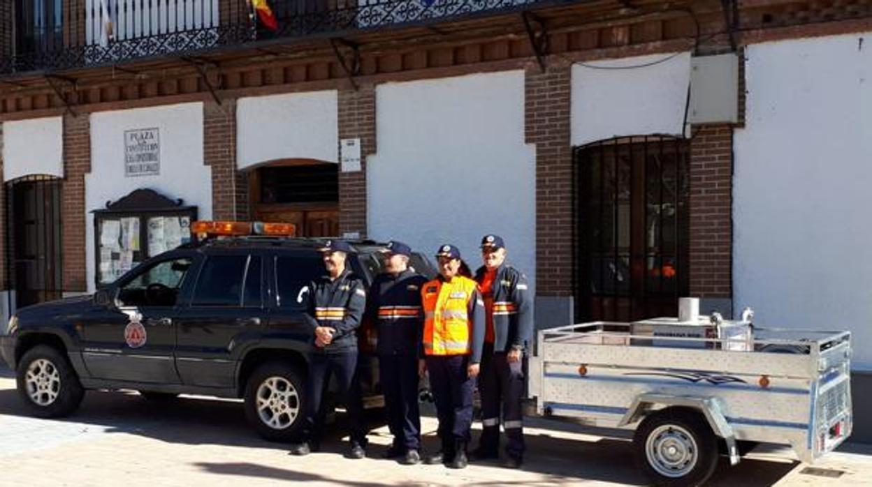 Mariam Lázaro (con chaleco naranja) y tres voluntarios