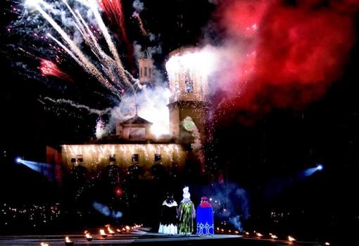 Los Reyes Magos contemplando el castillo de fuegos artificiales en su honor