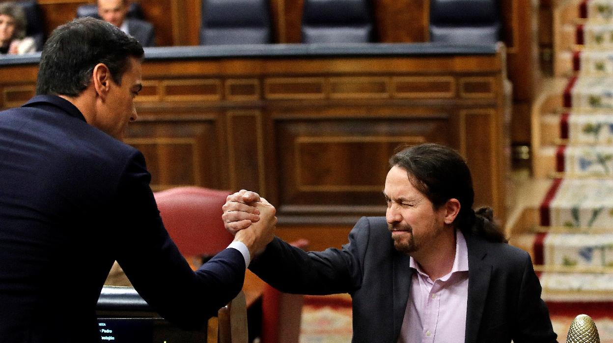 Pedro Sánchez y Pablo Iglesias, durante el debate de investidura en el Congreso