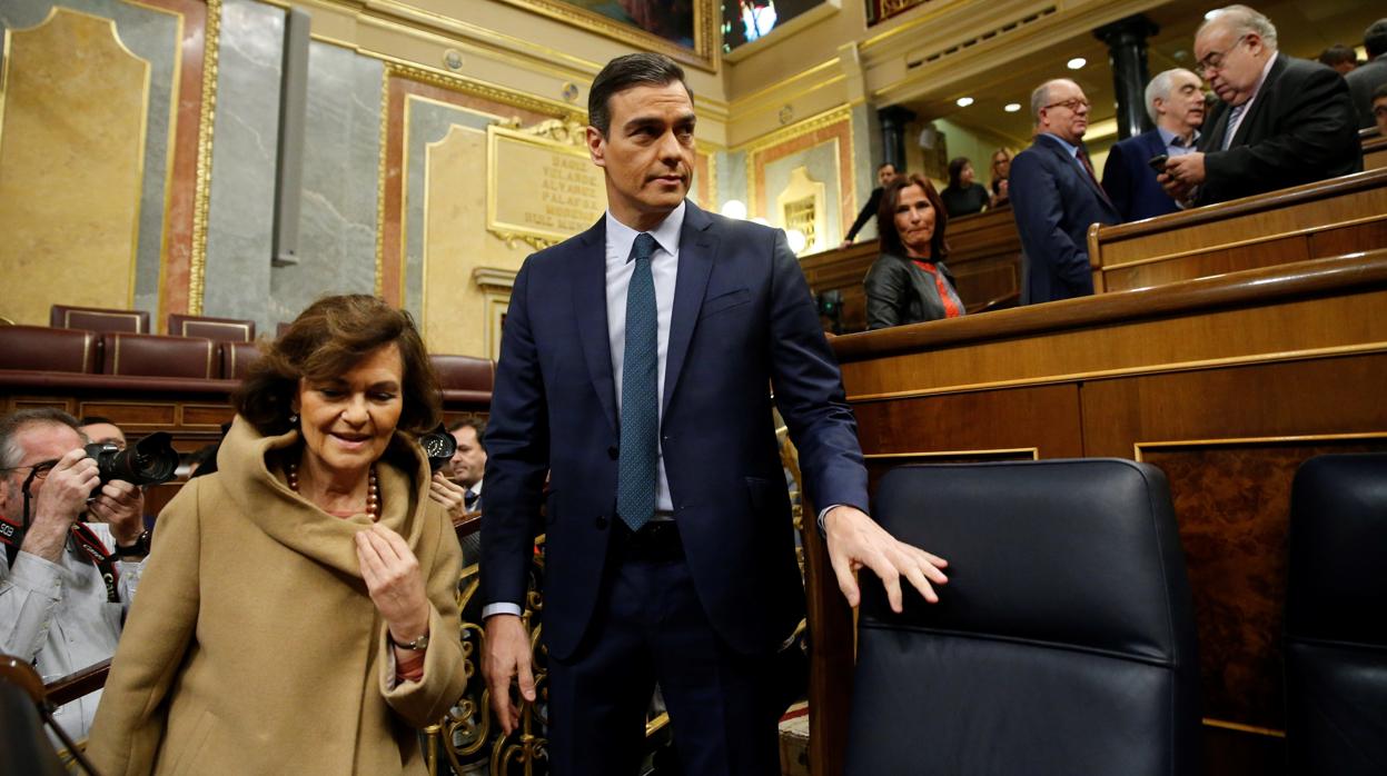 Pedro Sánchez junto a Carmen Calvo