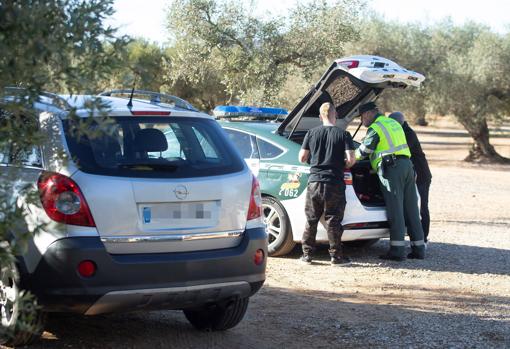 Imagen de la Guardia Civil registrando vehículos durante la «rave»